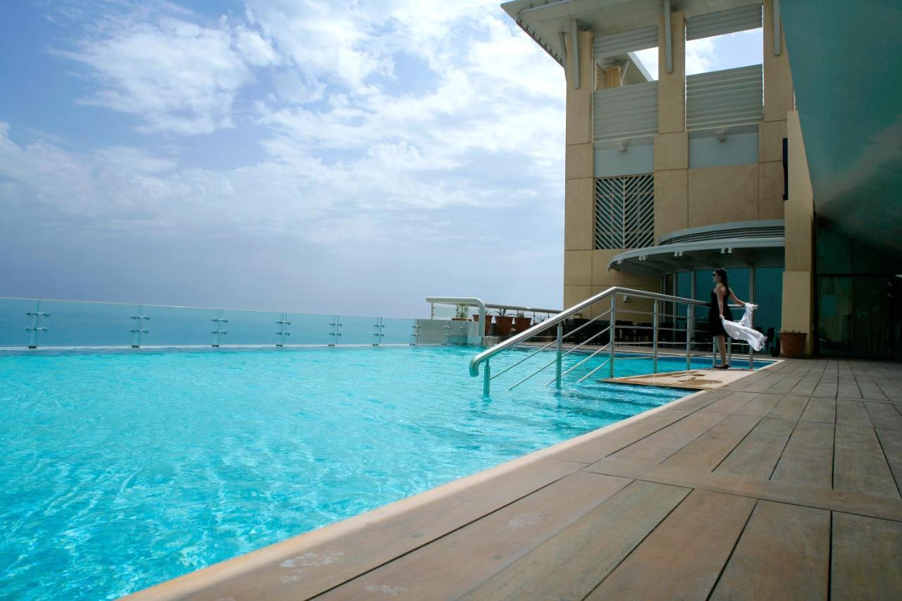 כוויית Hyatt Regency Al Kout Mall מראה חיצוני תמונה The pool at the 360° Sky Bar